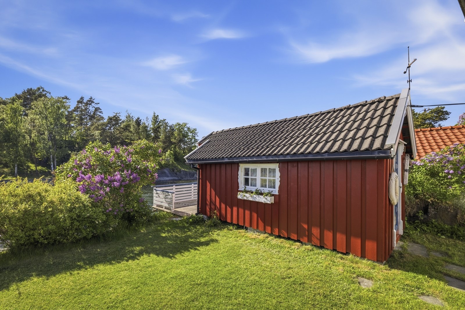 Til eiendommen hører en sjøbod med egen terrasse mot sjøen, ombygget og utvidet i 1991. Galleribilde