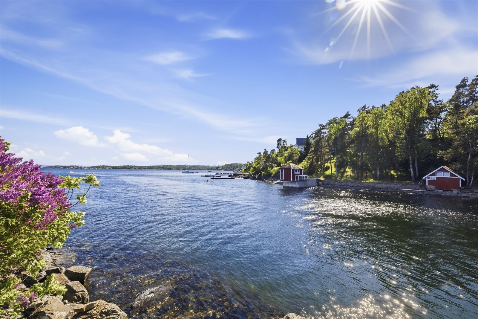 Med sjøen som en naturlig del av hverdagen og utsikt utover Holmenfjorden. Galleribilde