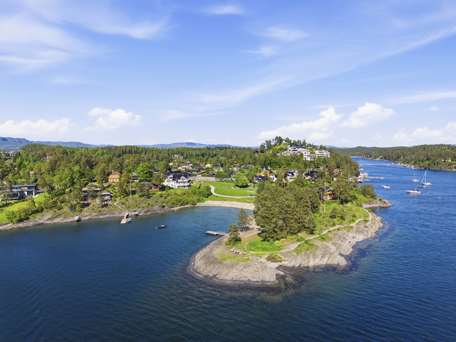 Hvamodden badeplass er et naturlig møtested på varme sommerdager. Galleribilde
