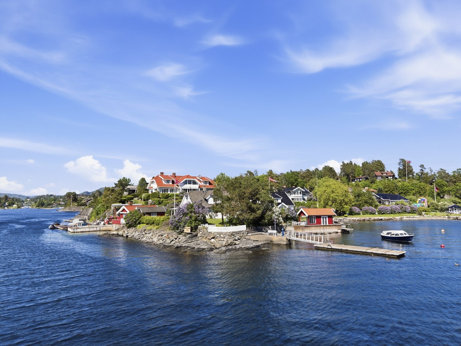 Området byr på flotte rekreasjonsmuligheter, med kyststier langs sjøen og enkel adkomst til den bilfrie naboøya Brønnøya. Galleribilde