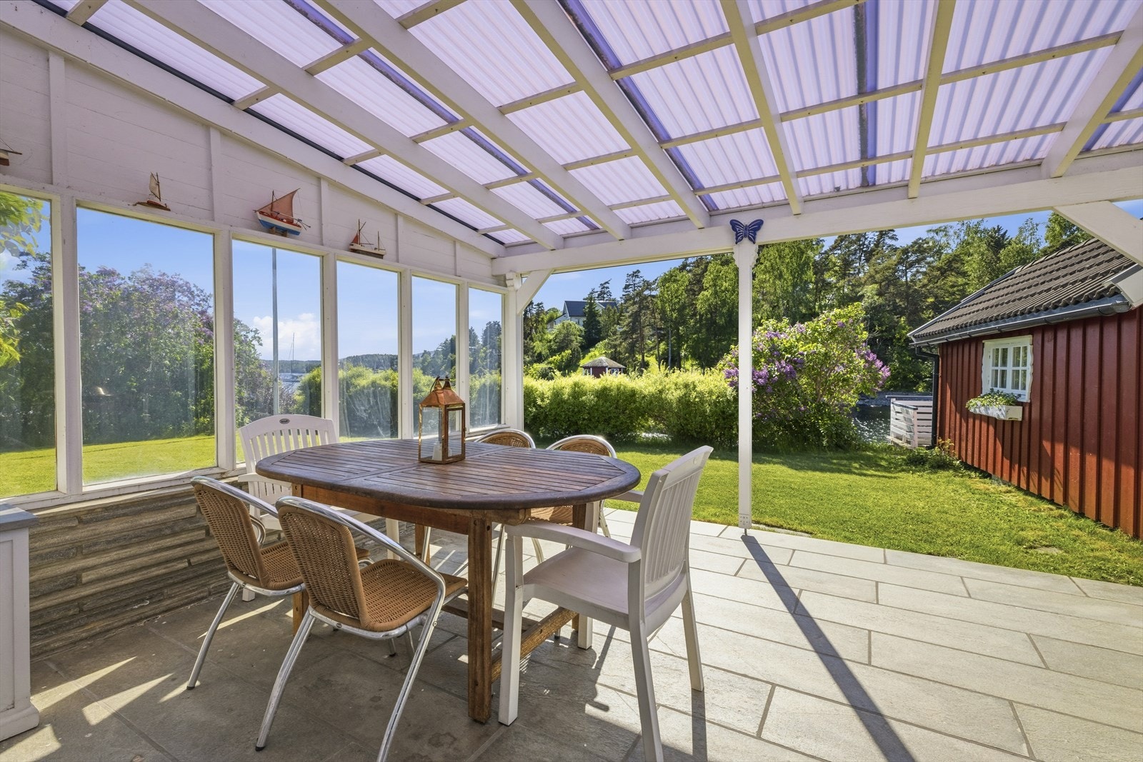 Den overbygde terrassen har plass til en romslig sittegruppe og utvider stuen på varme dager. Galleribilde