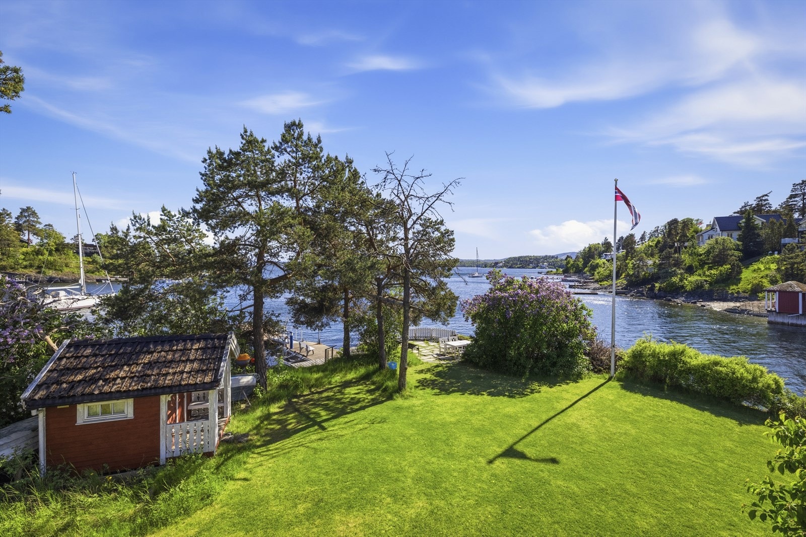 Fra andre etasje har man god oversikt over eiendommen og fjorden. Galleribilde