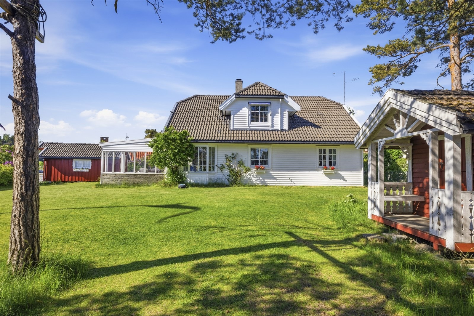 Den store, flate hagen gir rikelig med plass for lek og sosiale sammenkomster. Galleribilde