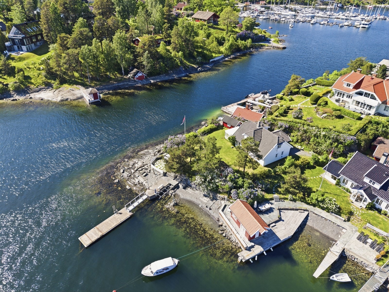 Med bil er det kort vei til både Slependen og Sandvika, som tilbyr et bredt utvalg av butikker og servicetilbud. Galleribilde