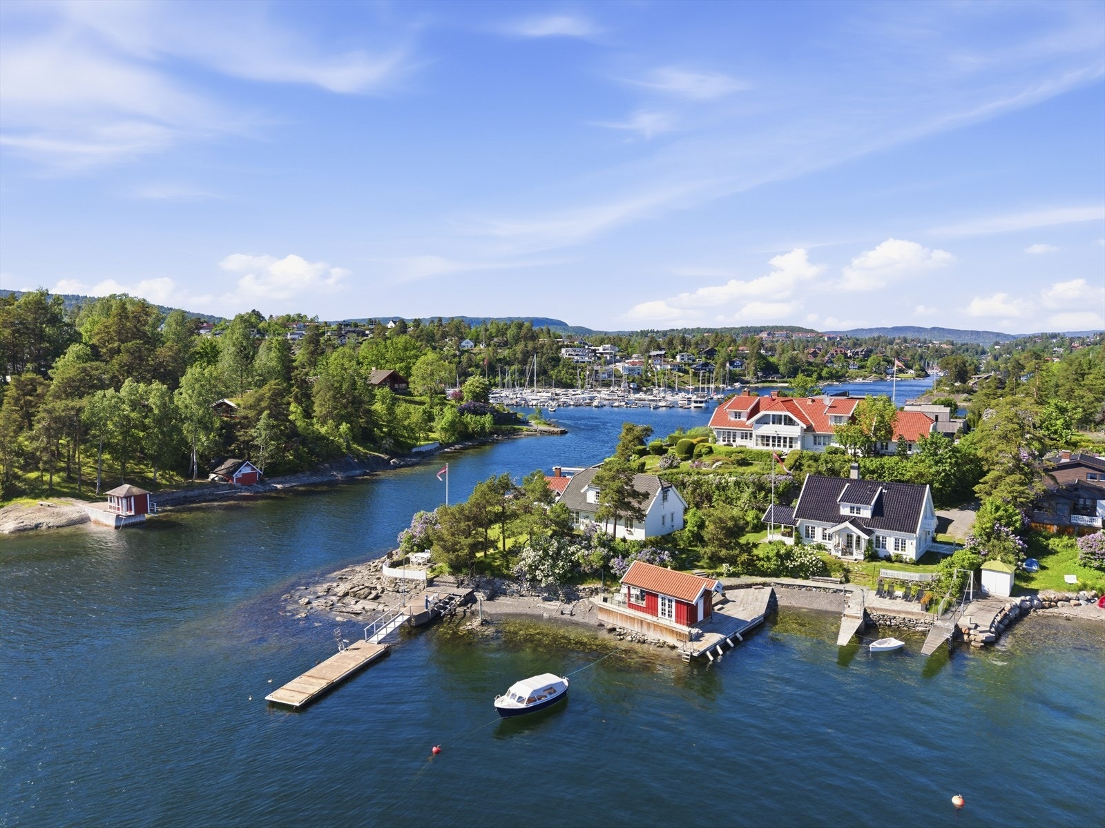 Her er sjøen en naturlig del av hverdagen, enten dagen starter med et morgenbad eller en padletur i skjærgården. Galleribilde