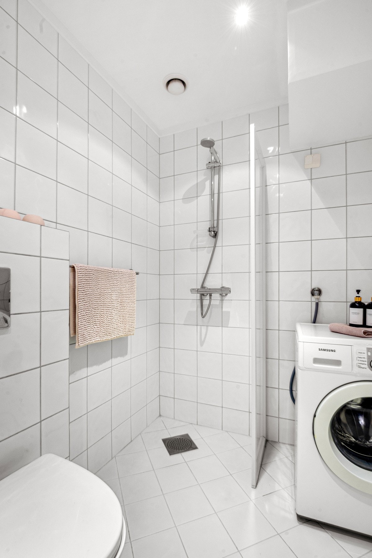 Badet fremstår med en lys og funksjonell utforming. Galleribilde