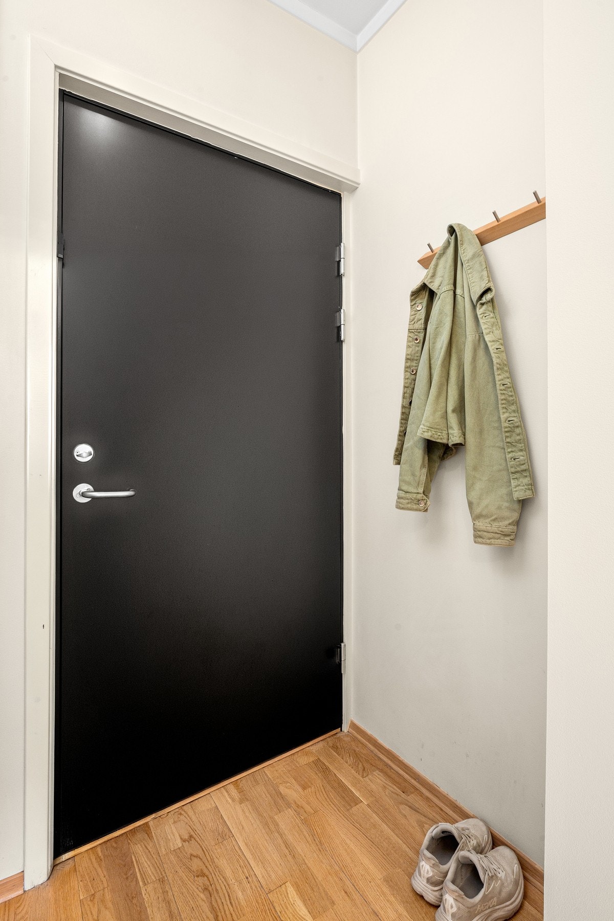 Entré med plass til oppheng av yttertøy og sko. Galleribilde