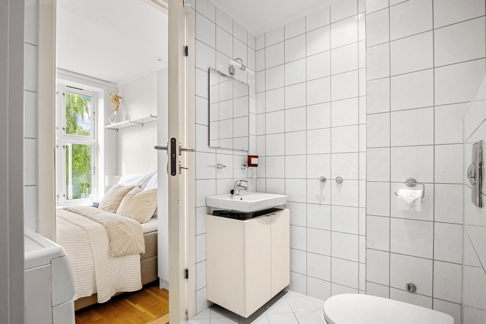 Badet ligger i tilknytning til soverommet og er innredet med servant, dusj og vegghengt toalett. Galleribilde