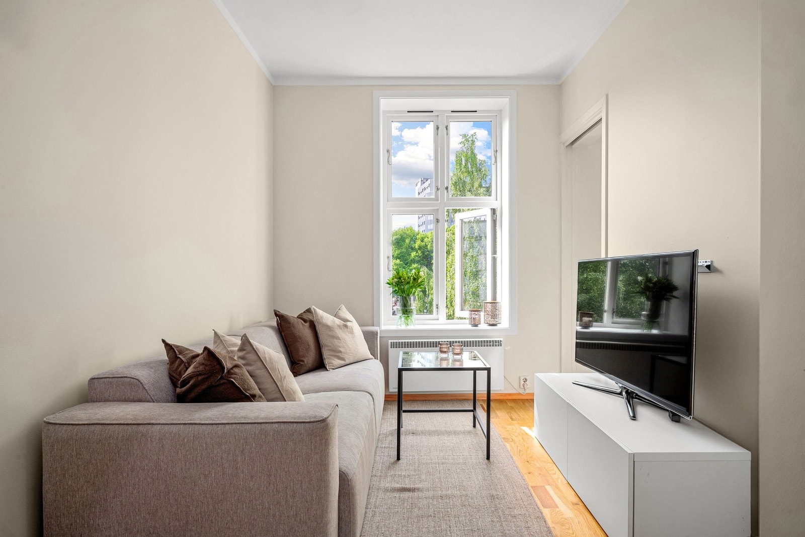 Stuen har plass til både sofa- og spisegruppe. Galleribilde
