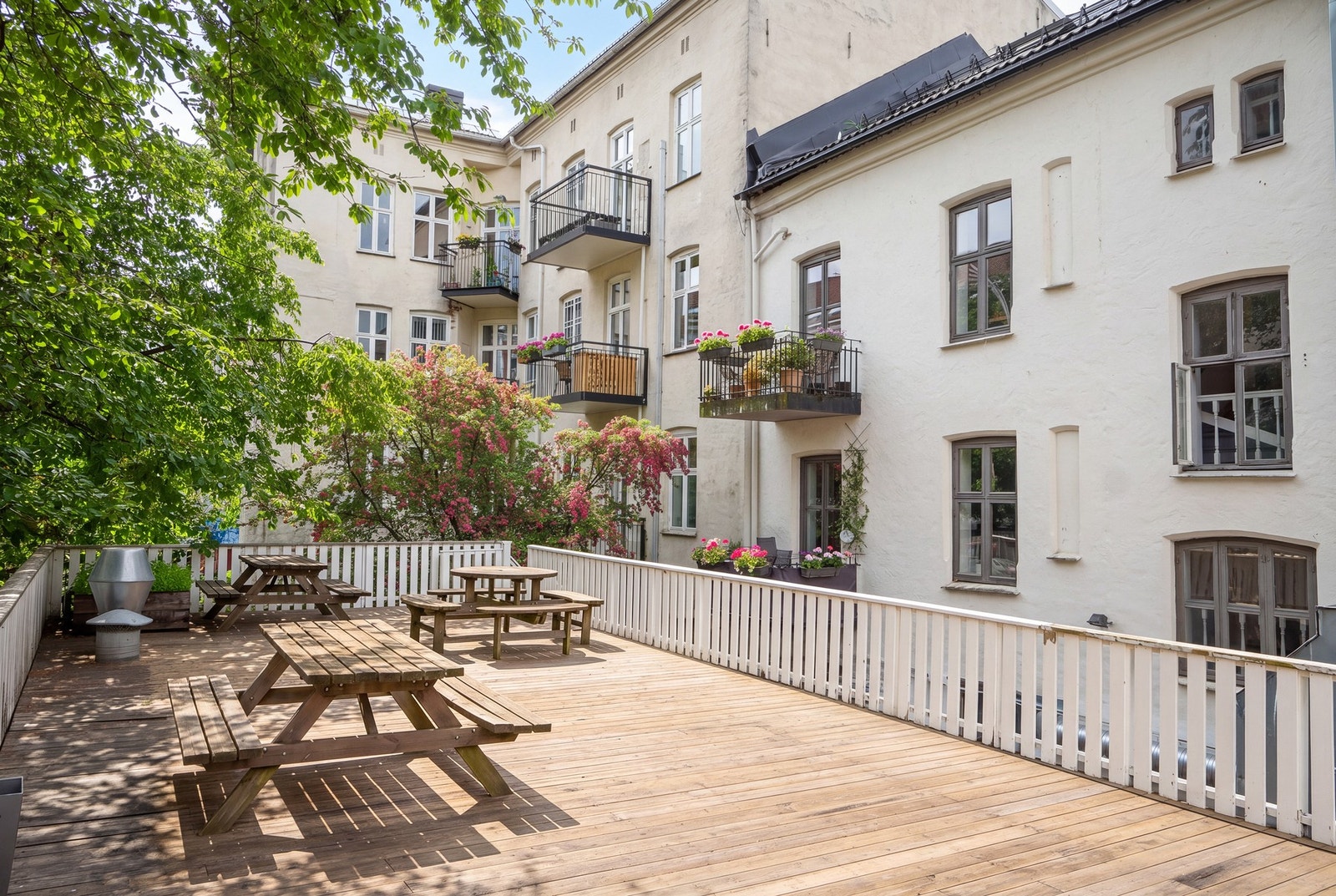 Borettslaget disponerer en hyggelig felles bakgård med gode solforhold. Galleribilde