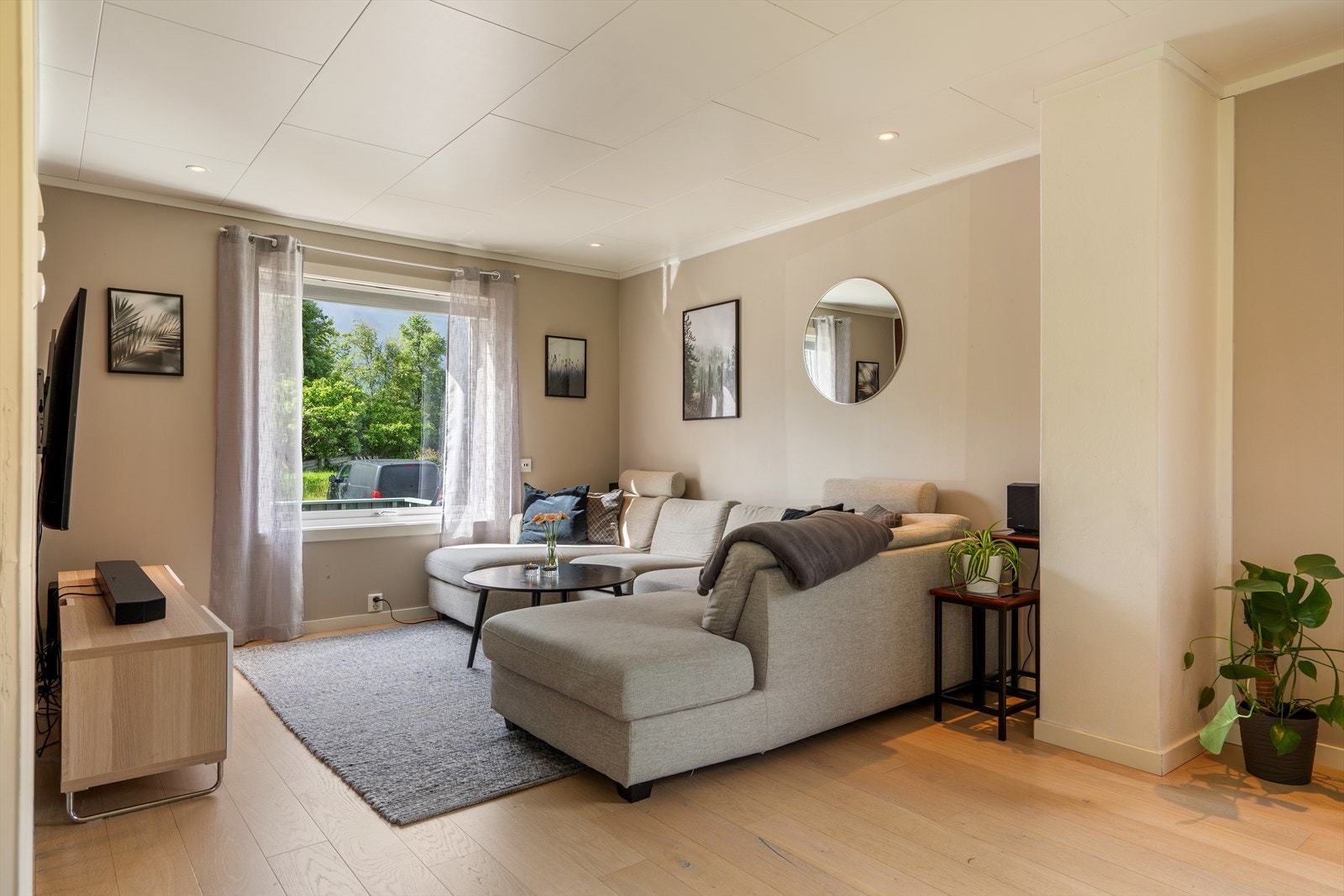 Stue med plass til en romslig sofagruppe. Galleribilde