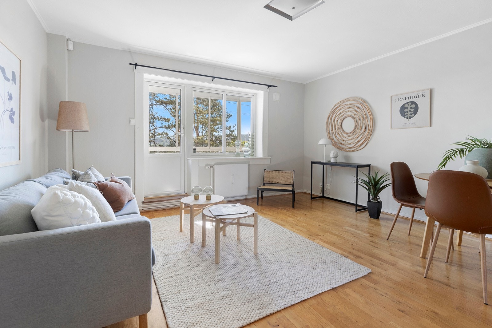 Stor og åpen stue med store vindusflater som slipper inn godt med naturlig lys. Galleribilde