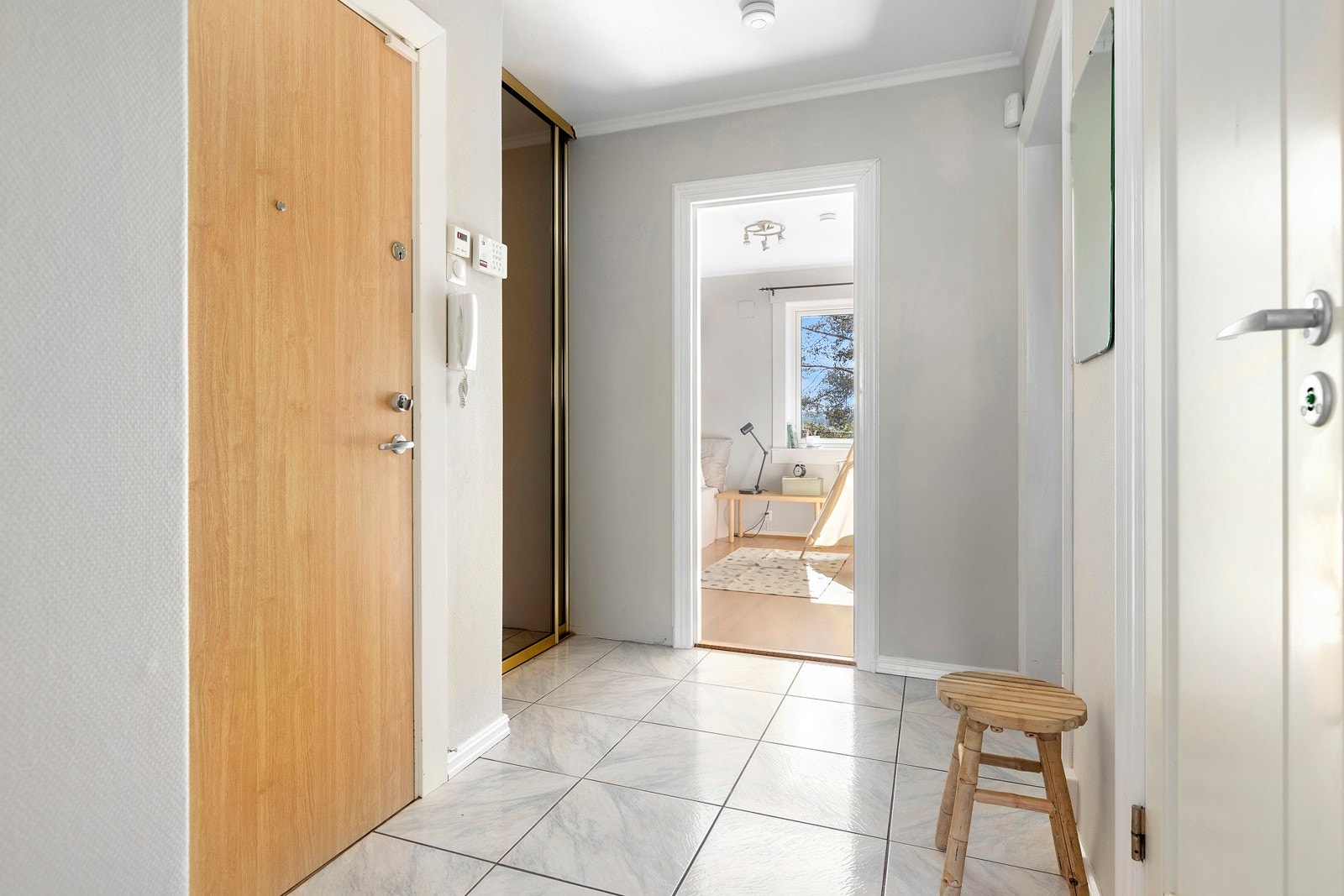 I entréen er det skyvedørsgarderobe med speilfronter med mye oppbevaringsplass. Galleribilde