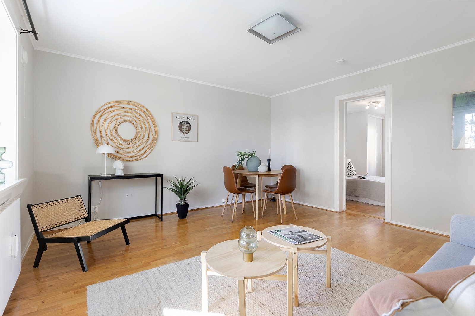 Stuen har en god utforming som gir god plass til både salong- og spisegruppe. Galleribilde