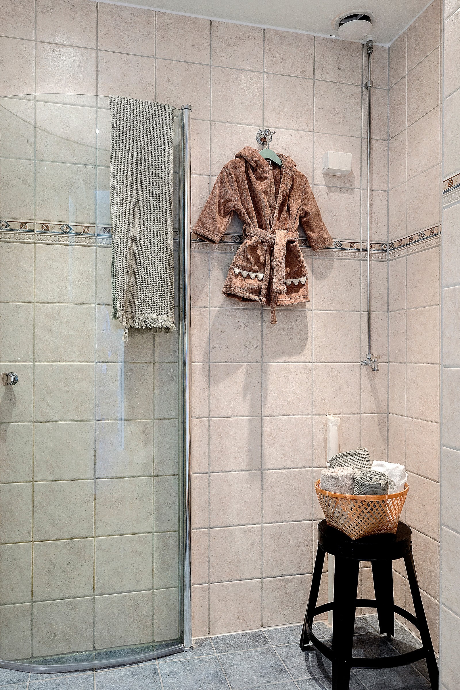 Det er gulvvarme, samt opplegg for vaskemaskin på badet. Galleribilde