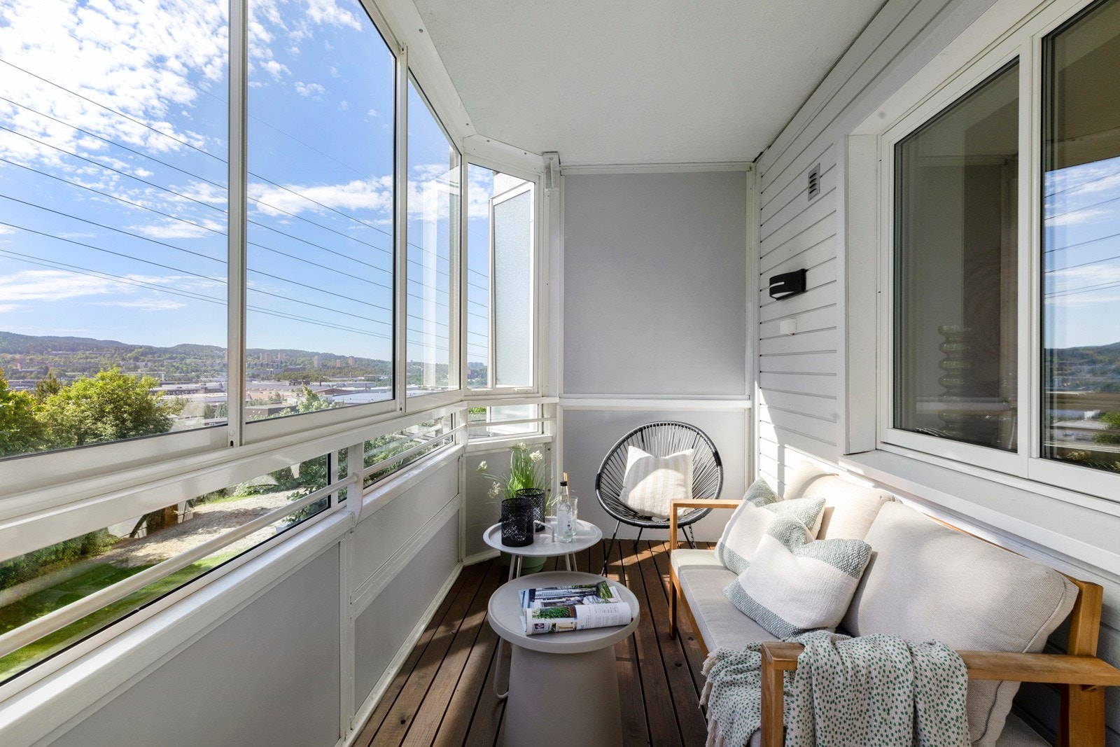 Det er lagt terrassebord på balkongen, samt utelys og stikkontakt. Galleribilde