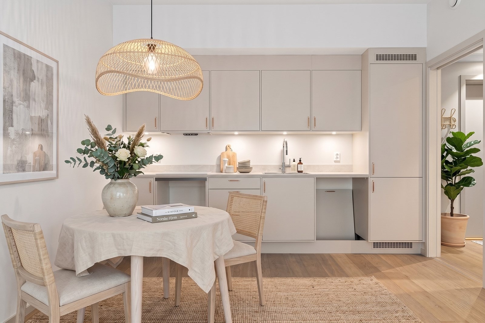 Kjøkkeninnredning i interiørstil Linstow. Klargjort for integrerte hvitevarer. Hvitevarer medfølger ikke. Foto er redigert digitalt/med KI og er kun til illustrasjon. Avvik vil forekomme. Galleribilde