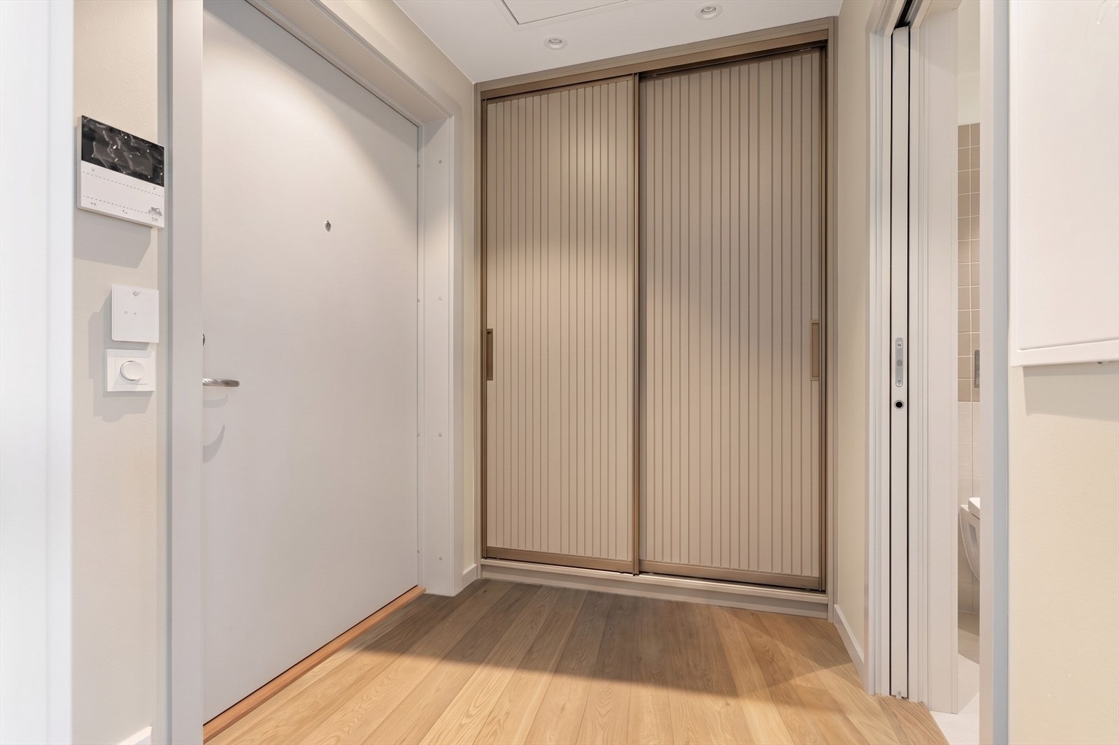 Fin entré m. plass til garderobe, klær og sko. Porttelefon. Skap medfølger ikke. Foto er redigert digitalt/med KI og er kun til illustrasjon. Avvik vil forekomme. Galleribilde