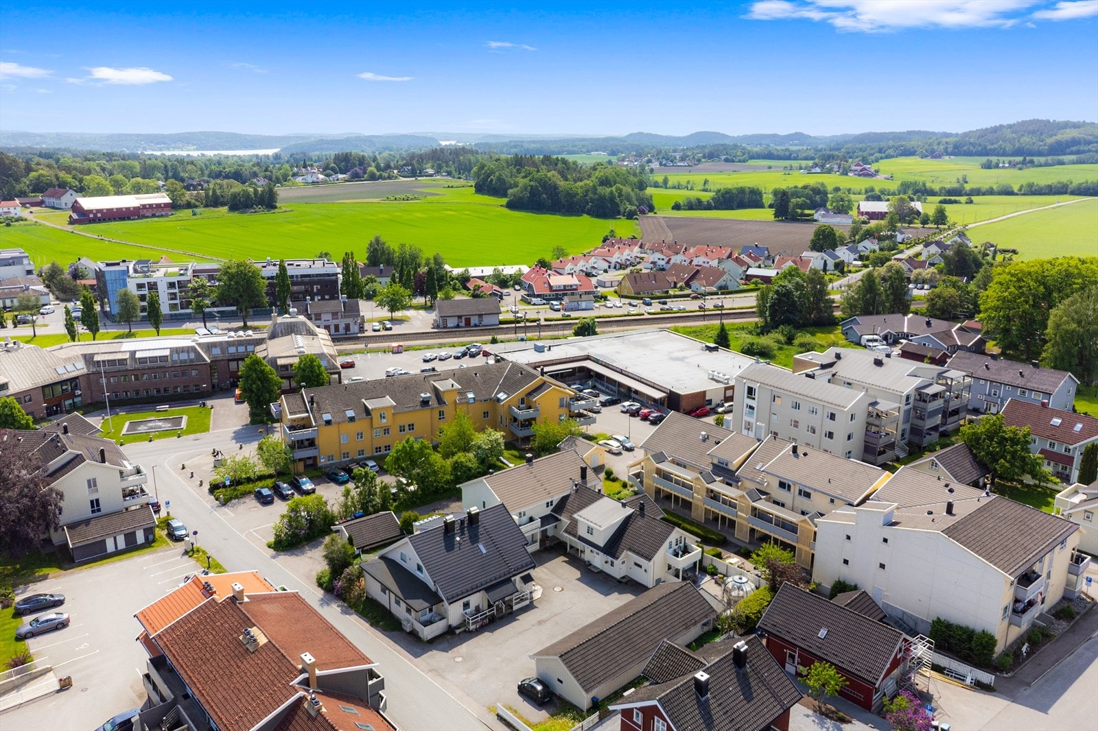 Fra Stokke stasjon, kun få minutters gange unna, er det gode togforbindelser mot Tønsberg og Oslo. Galleribilde