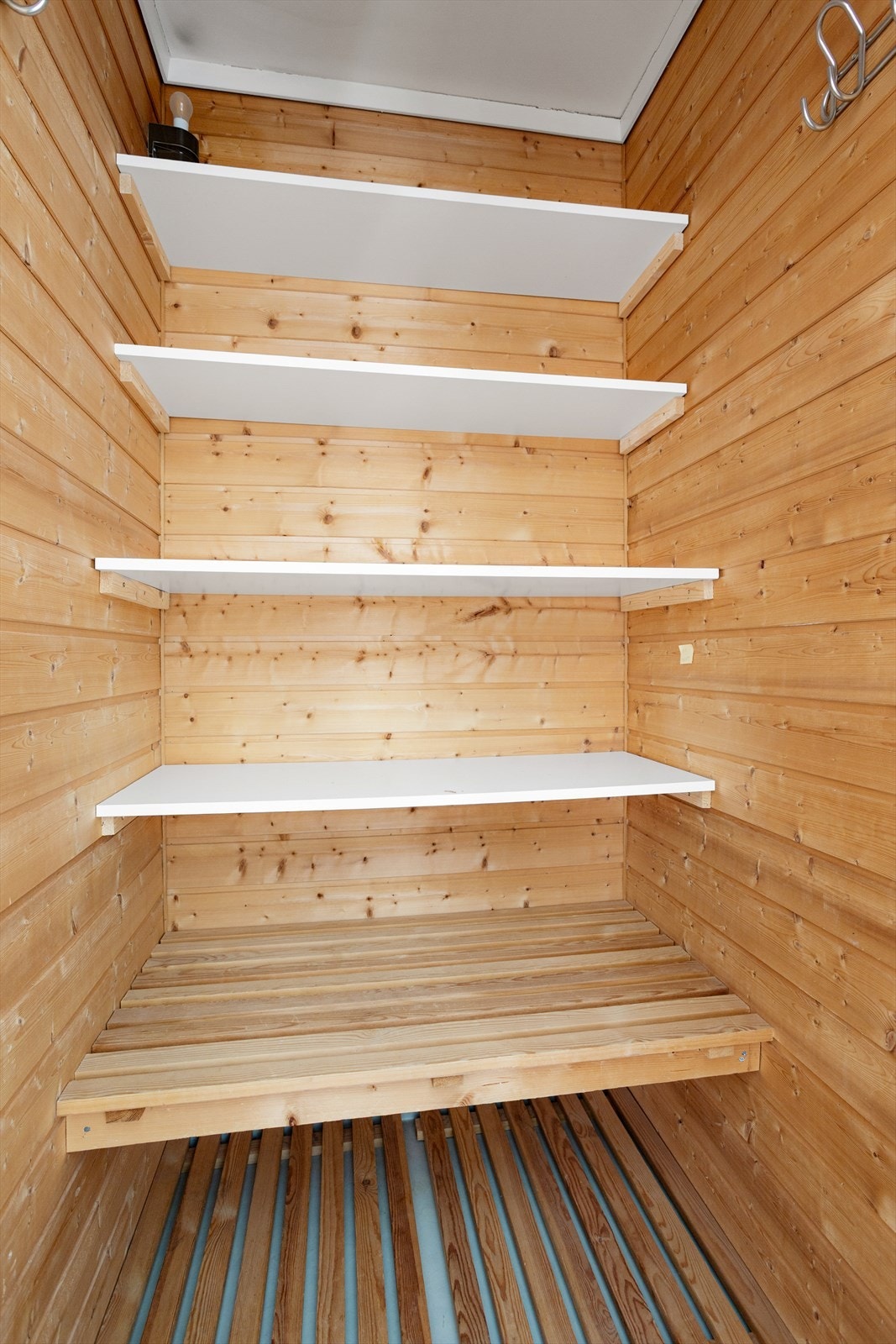 Innvendig bod med gode lagringsmuligheter. Rommet er en tidligere badstue. Galleribilde