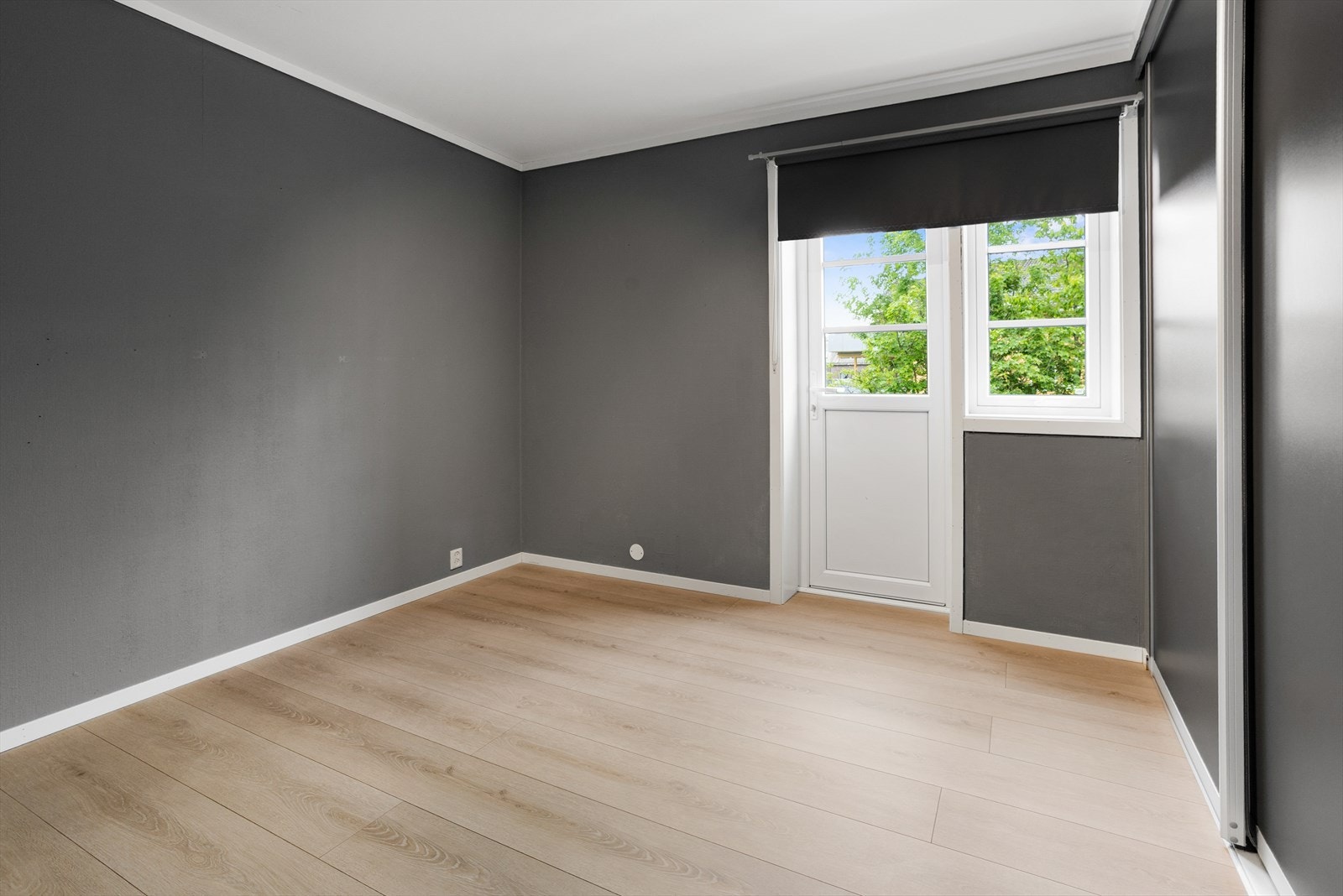 Et av soverommene har direkte utgang til terrassen. Galleribilde