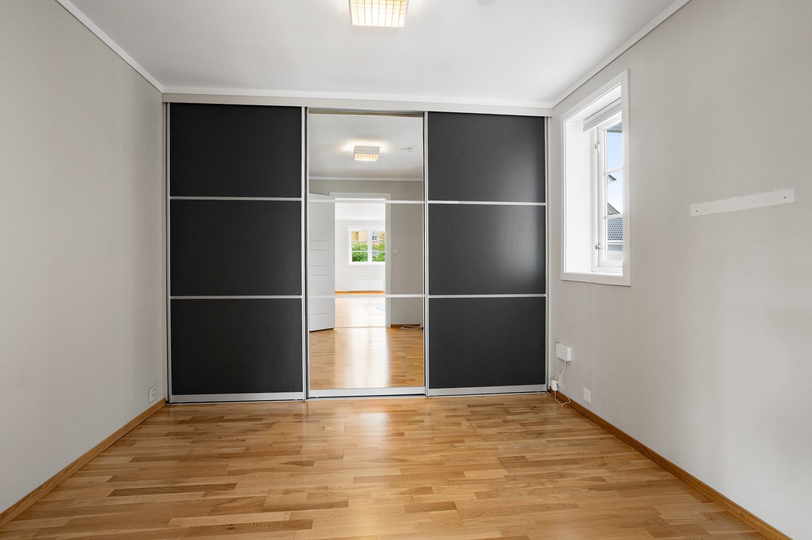 Leiligheten har to soverom, hvorav begge er innredet med praktisk skyvedørsgarderobe. Galleribilde