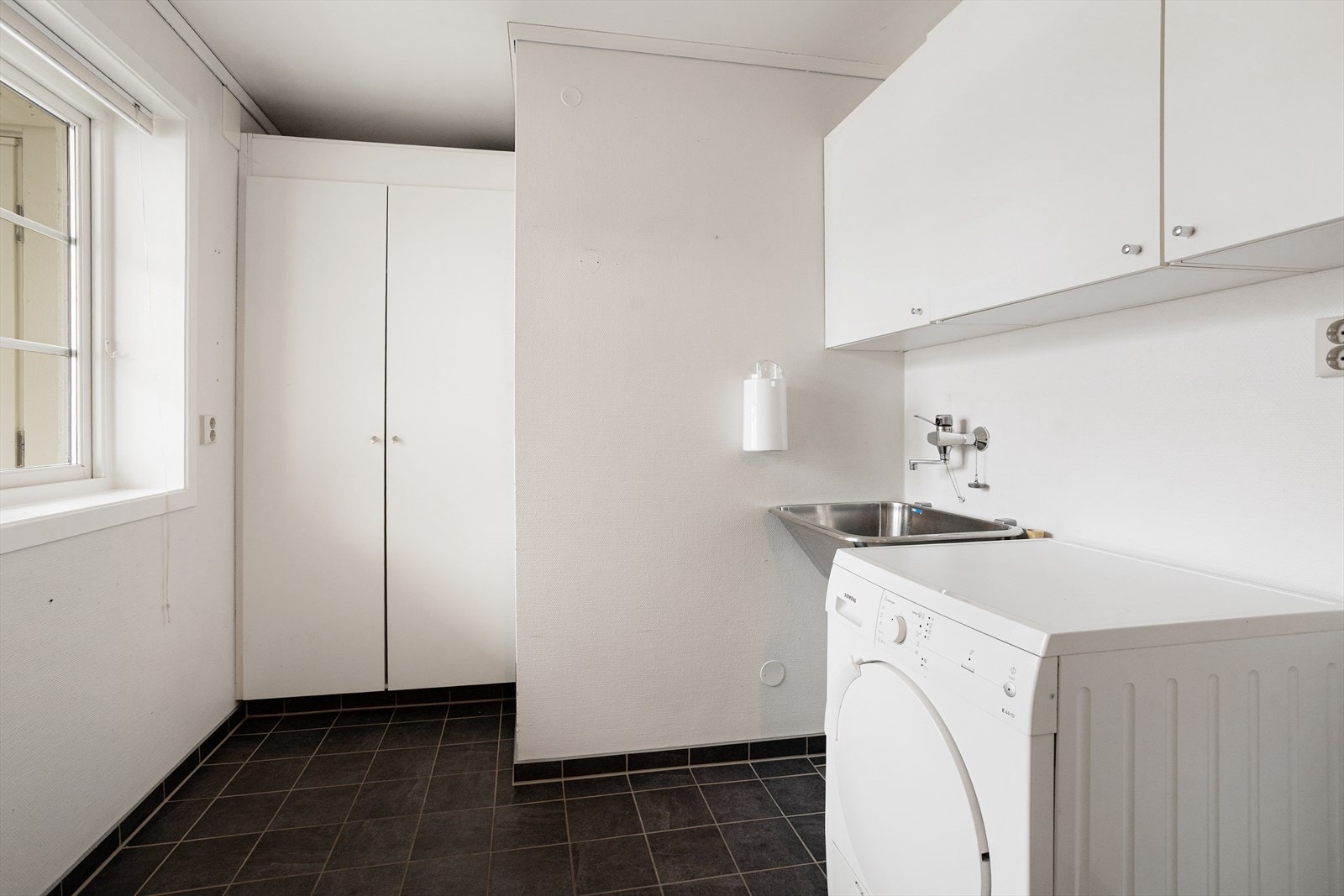 Separat vaskerom med gulvvarme, utslagsvask og opplegg for vaskemaskin. Galleribilde