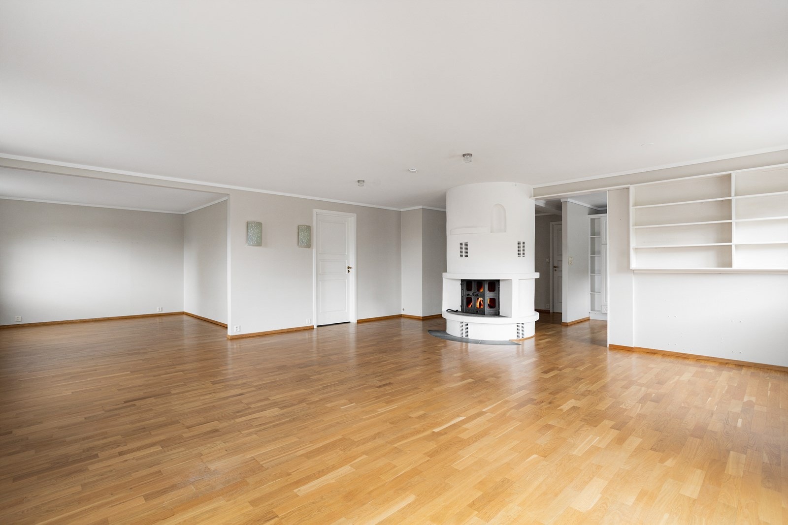Den store stuen gir rikelig med plass for både sofagruppe og spisebord. Galleribilde