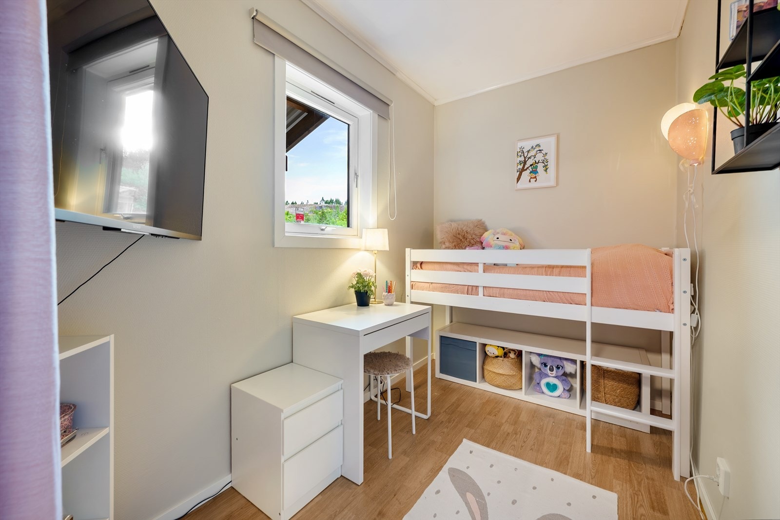 Praktisk rom med naturlig lysinnslipp fra vindu. Rommet egner seg godt som barnerom, kontor eller annet disponibelt rom etter behov. Galleribilde