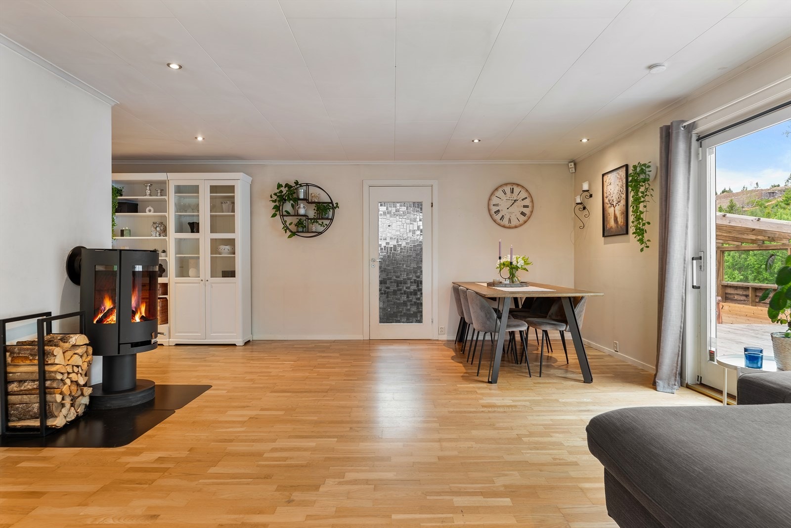 Lys og romslig stue med god plass til både sofagruppe og spisebord. Vedovn skaper en lun atmosfære og fungerer som et naturlig samlingspunkt i rommet. Galleribilde
