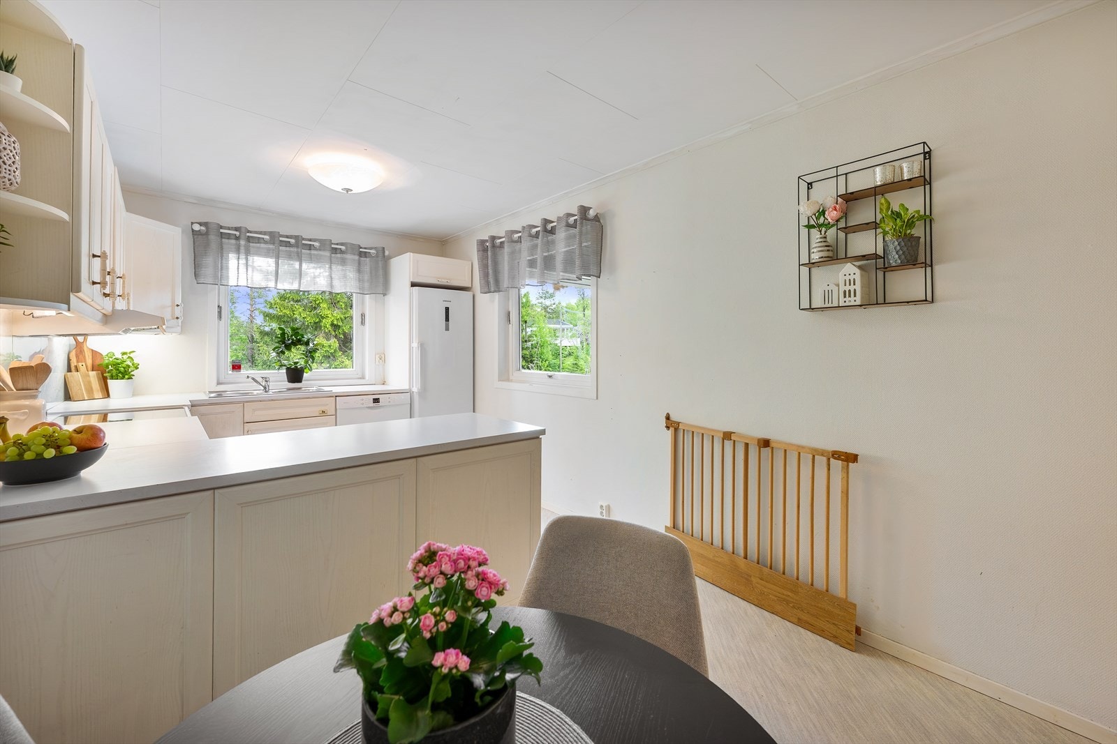 Kjøkken med naturlig tilknytning til spiseplass, som gir en sosial og åpen løsning. Hyggelig område for både hverdagsmåltider og samlinger. Galleribilde