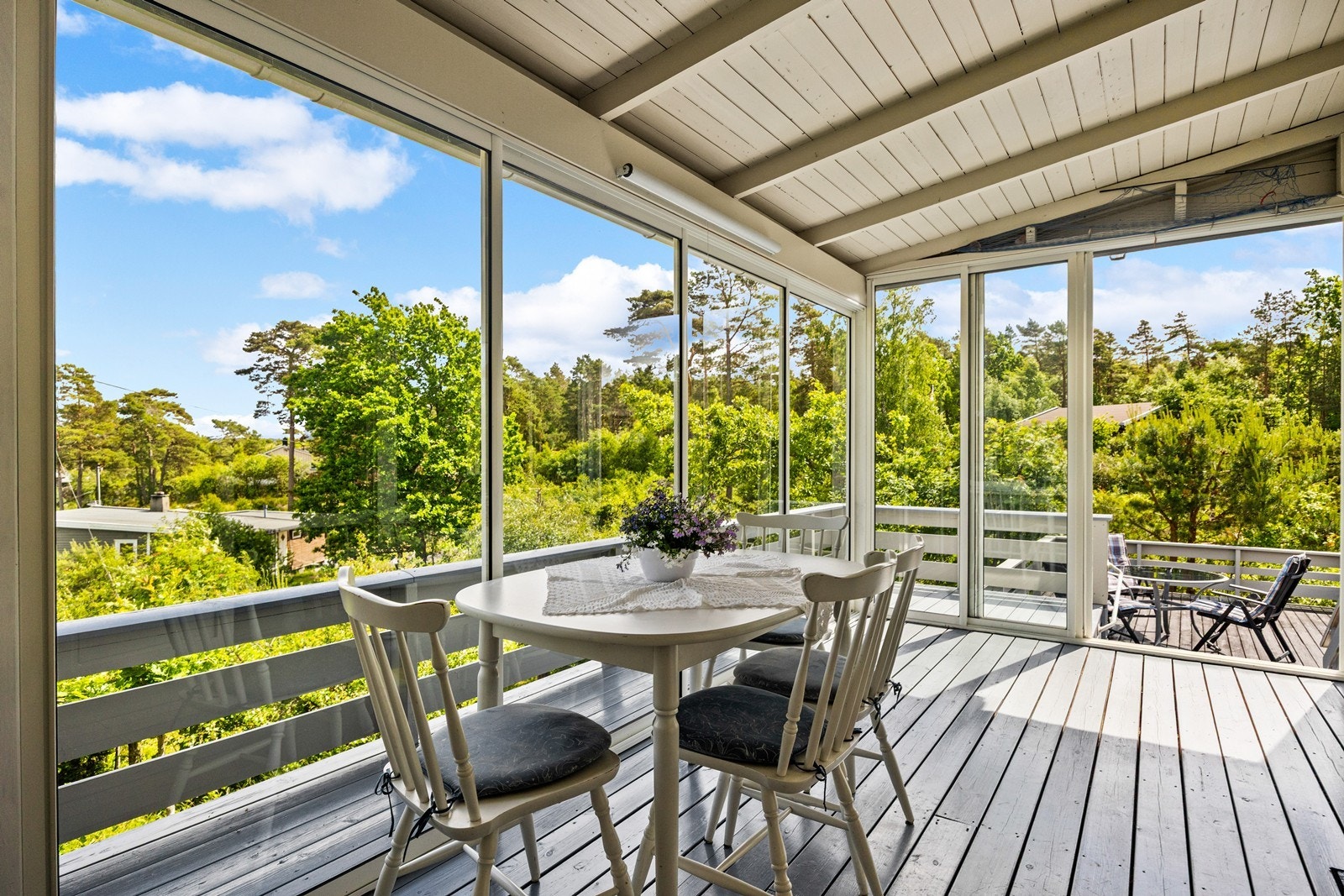 Den innglassede verandaen på ca. 13 m² forlenger sesongen og fungerer som en lys spisestue. Galleribilde
