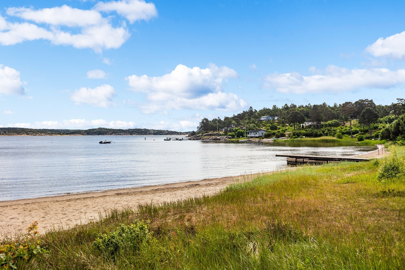Fra hytta er det kort vei til flere fine badeplasser, blant annet denne på Olastranda som er et par minutters gange fra hytta. Eier
har båtfeste ved moring der båten i sundet ligger, i tillegg til jolle-plassen ved brygga. Galleribilde
