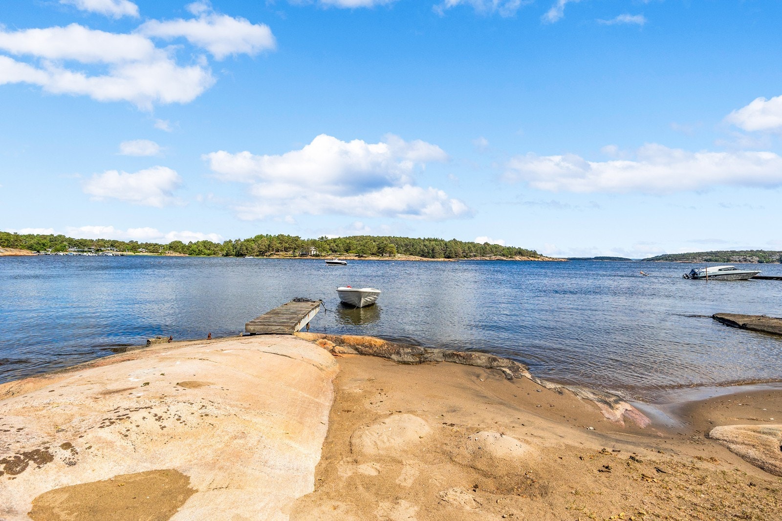 Hvaler-skjærgården byr på flotte muligheter for båtliv, bading og fiske. Galleribilde
