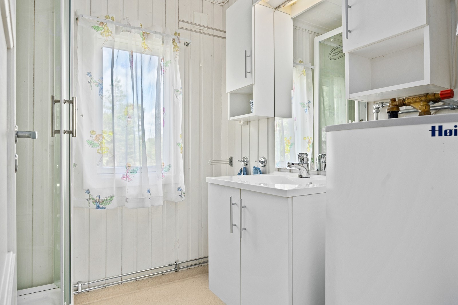 Badet ble innredet i 2008 og er utstyrt med servant, toalett og opplegg for vaskemaskin. Galleribilde