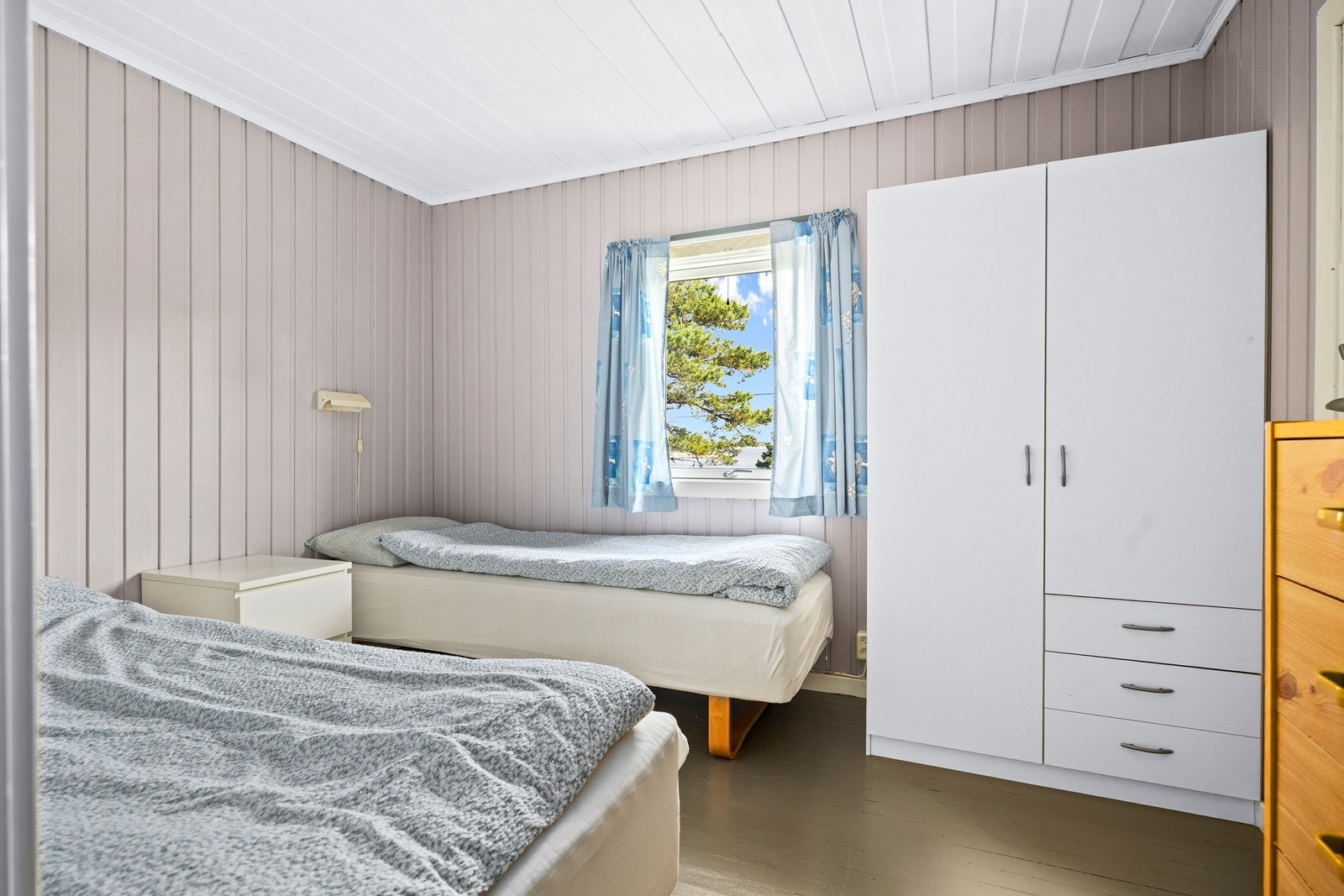 Innredet rom med plass til sengeplasser og oppbevaring. Galleribilde