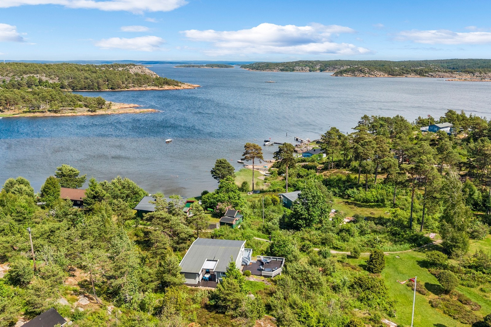 Oversiktsbilde som viser eiendommens plassering i landskapet. Galleribilde
