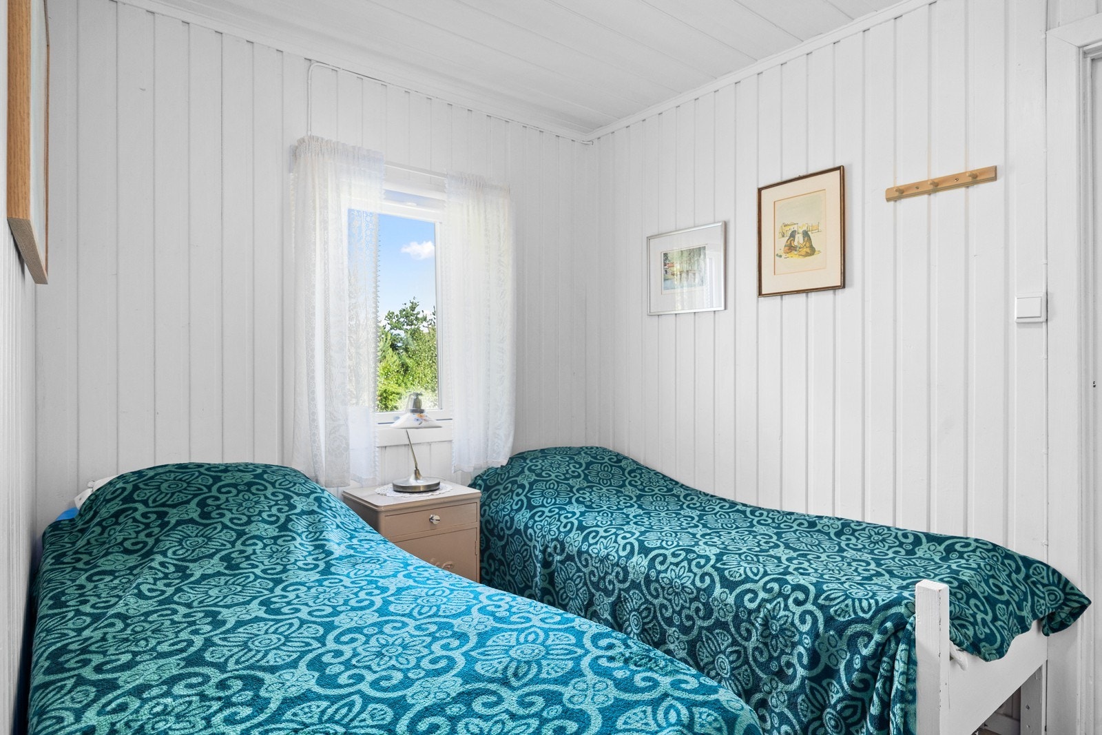 Overflatene består av malt panel på vegger og i himling. Galleribilde