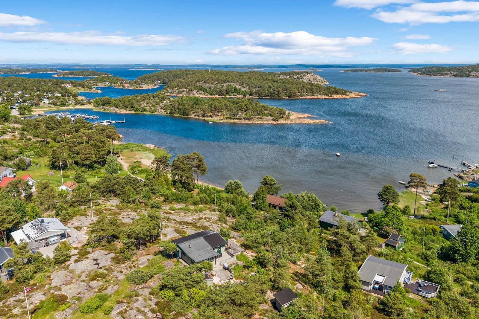 Skjærgården rundt byr på utallige øyer, holmer og svaberg å utforske. Galleribilde