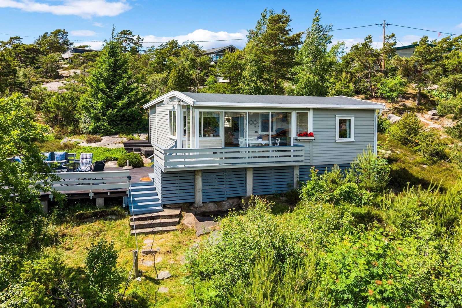 Eiendommen ligger høyt og fritt i terrenget, fundamentert på fjell. Galleribilde