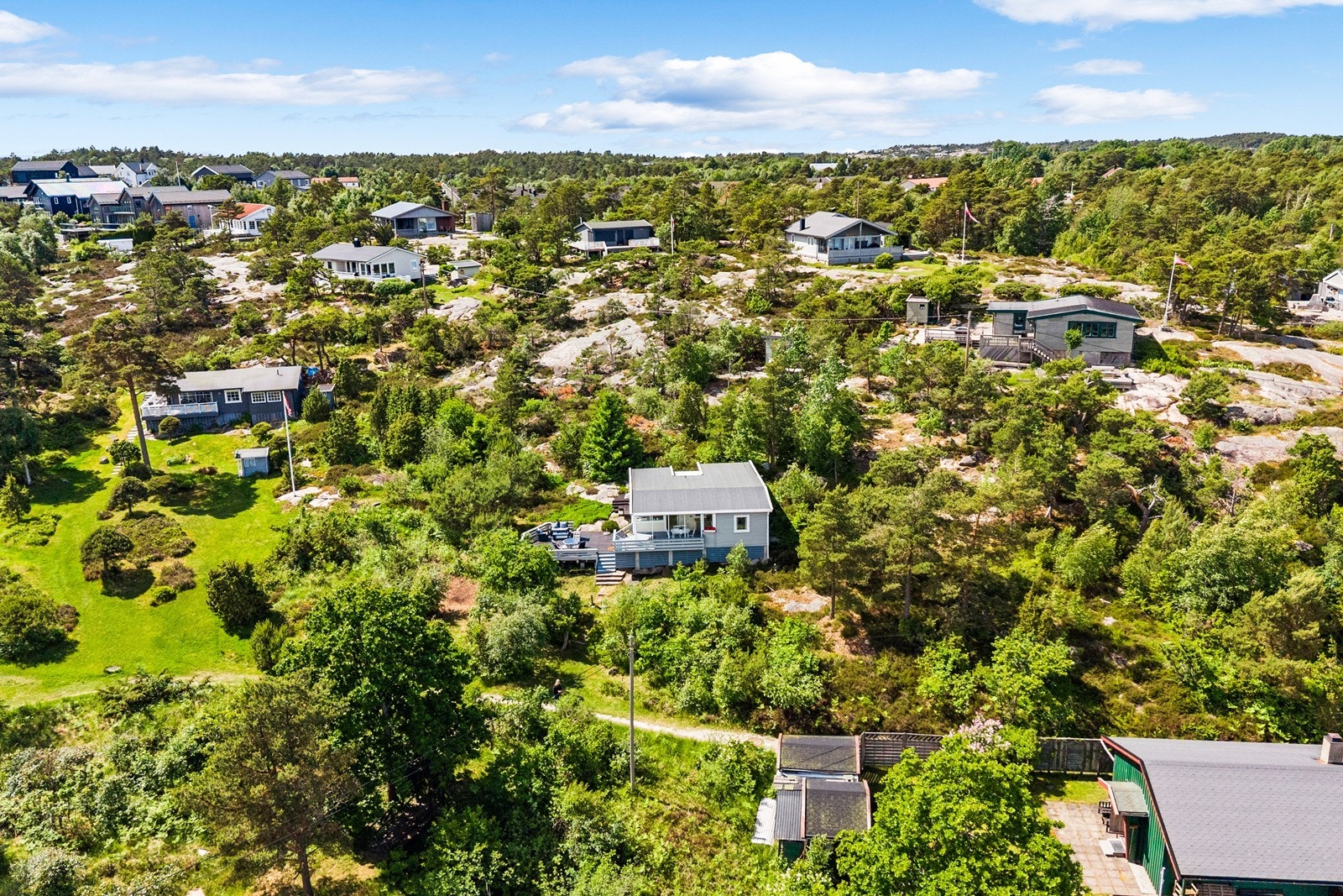 Hytta ligger i et etablert og populært hytteområde på Asmaløy. Galleribilde