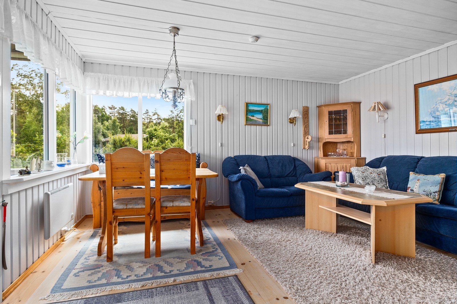 Rommet har plass til både sofagruppe og spisebord. Galleribilde