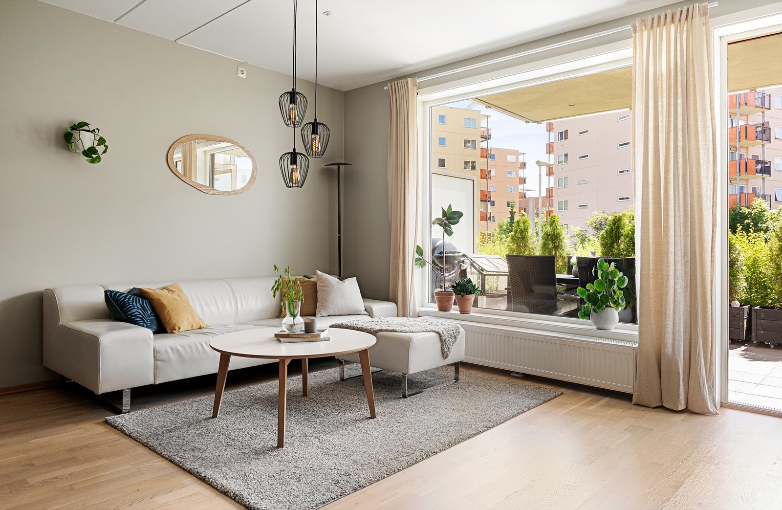 Stuen har plass til sofagruppe, mediemøbler og spisebord. Galleribilde