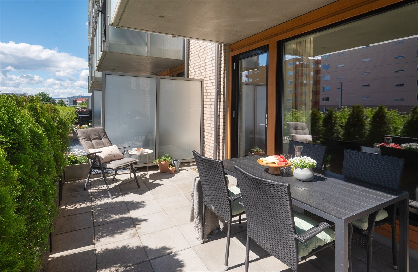 Fra stuen er det utgang til en sørvestvendt, hellelagt markterrasse på 14 m². Galleribilde