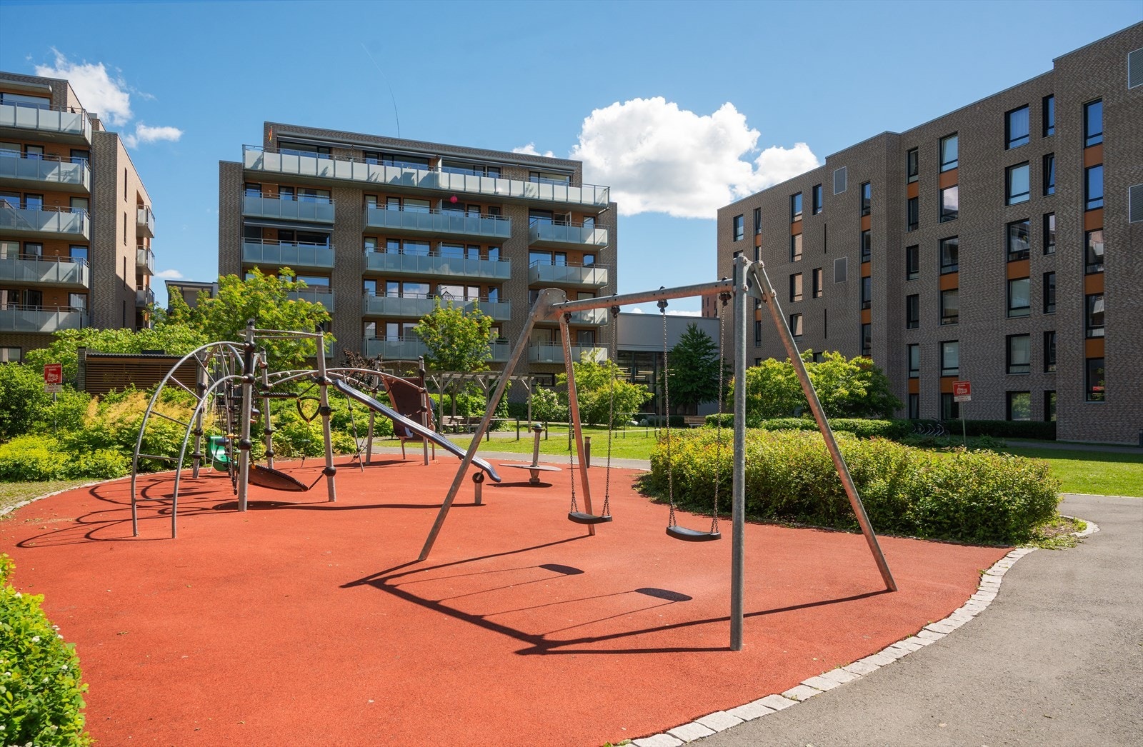 Flere lekeplasser og bilfrie soner gjør området trygt og barnevennlig. Galleribilde