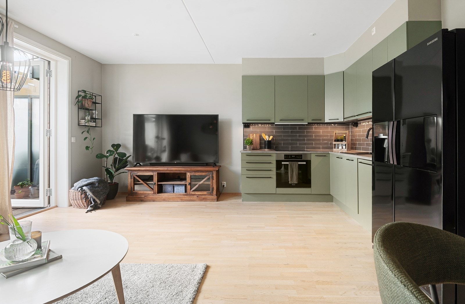 Oppholdsrommet varmes opp av radiatorer. Galleribilde