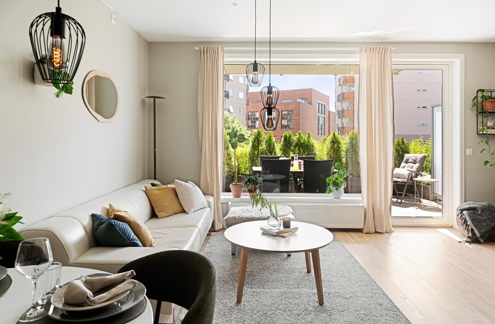 Store vindusflater og dør mot terrassen gir rikelig med lys til oppholdsrommet. Galleribilde