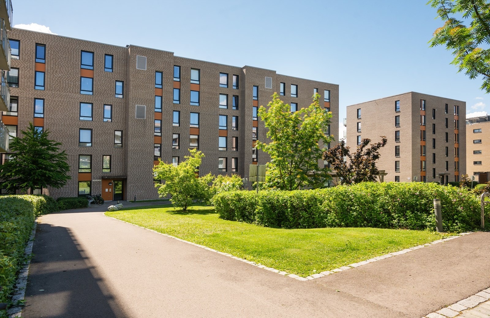 Sameiet har velholdte og grønne fellesarealer mellom bygningene. Galleribilde