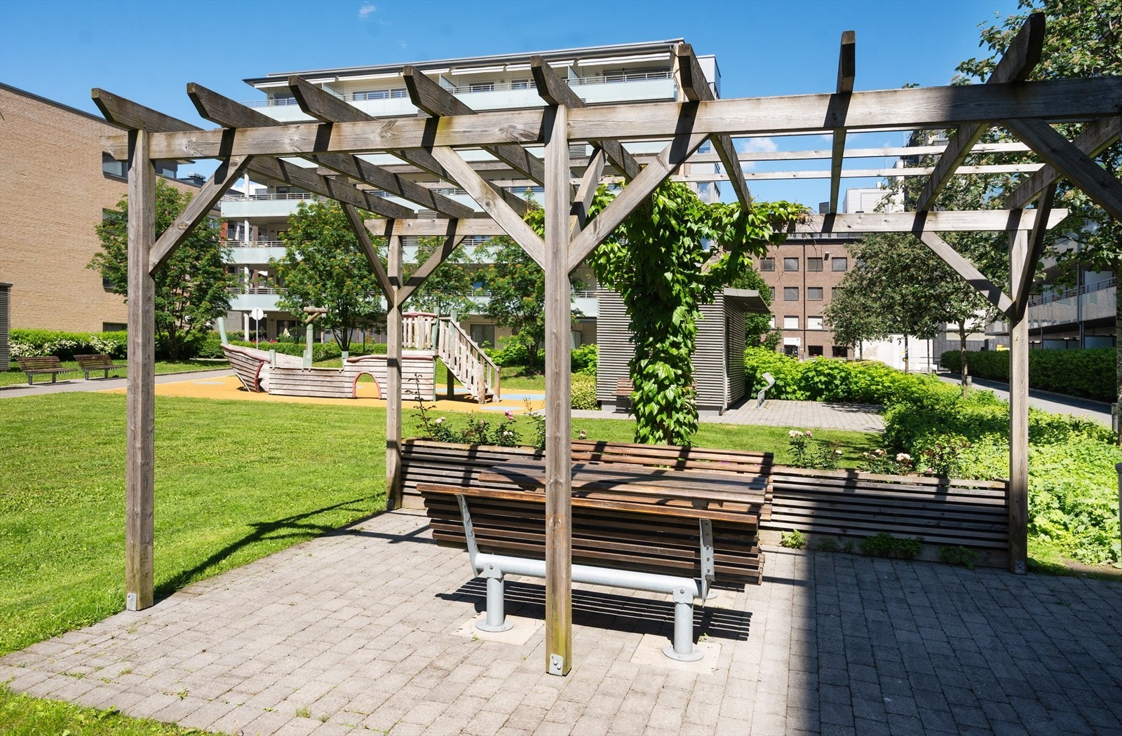 Pergola med sittegruppe er et av flere sosiale samlingspunkter for beboerne. Galleribilde