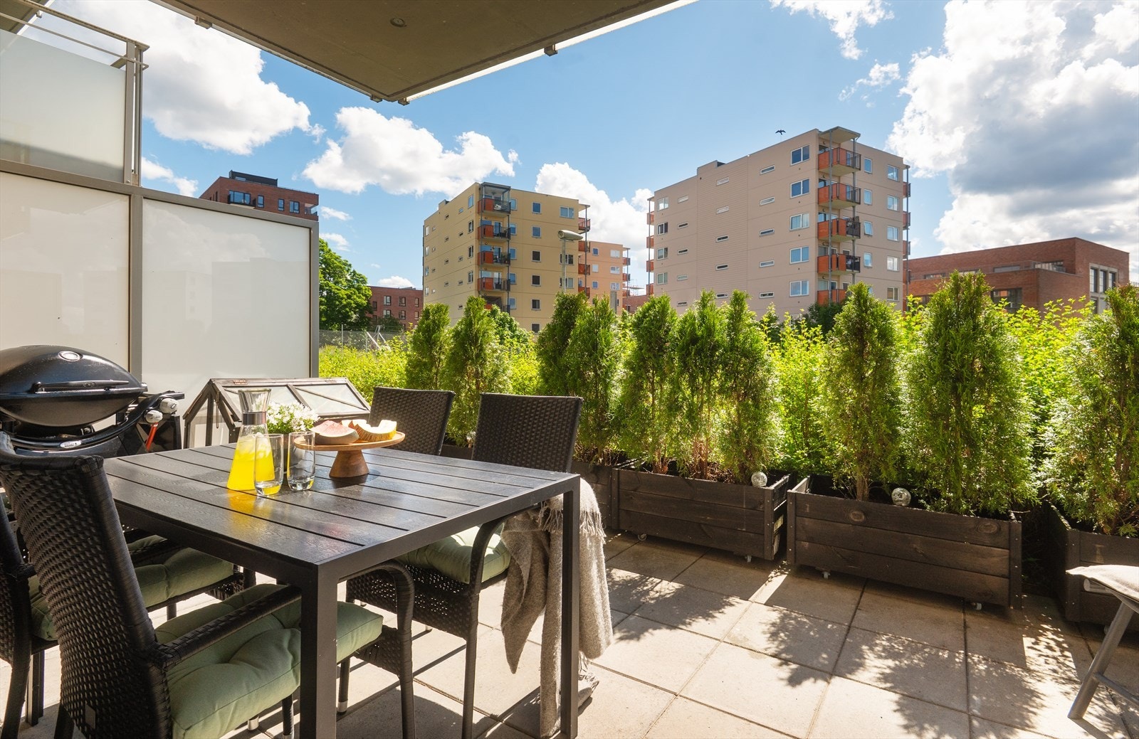 Uteplassen er utstyrt med belysning og stikkontakt, praktisk for lange sommerkvelder. Galleribilde